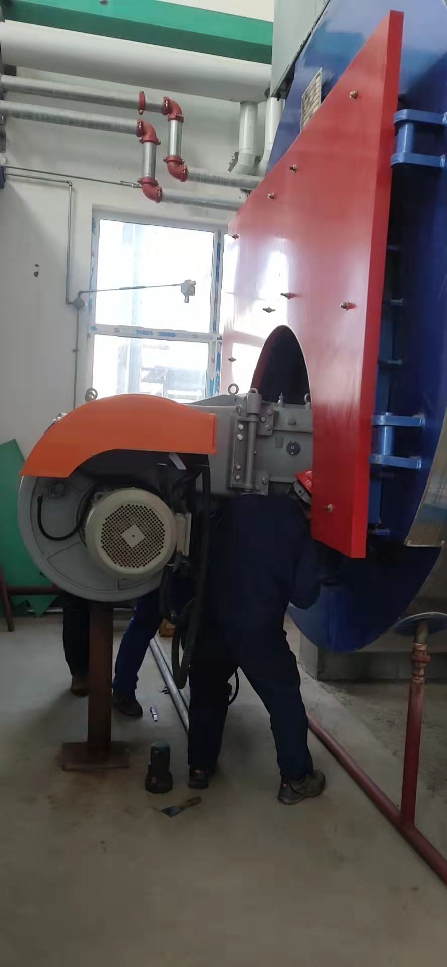 沈阳某企业大型锅炉燃烧器维修现场