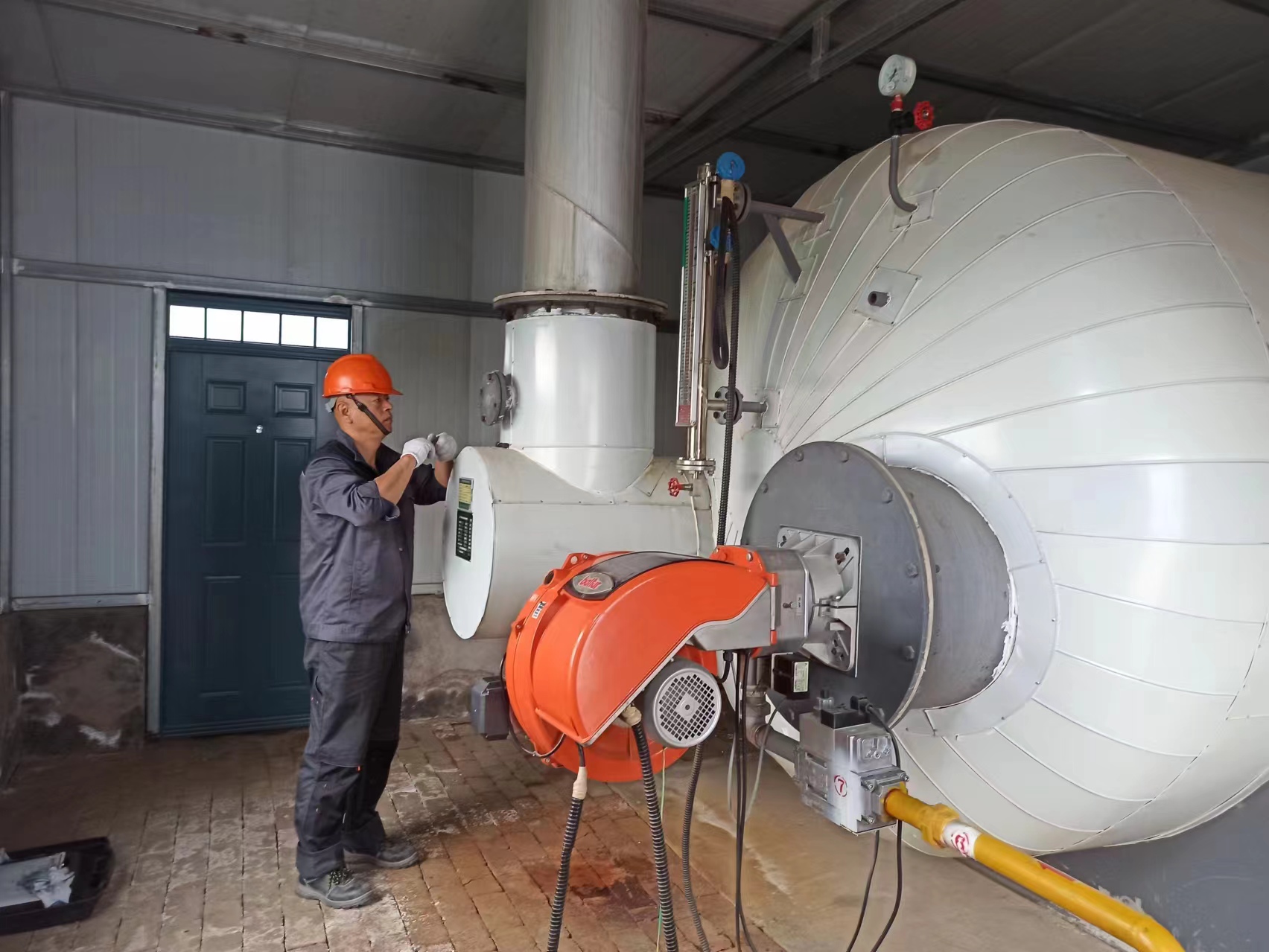 彰武某油田注气锅炉年度维修保养现场